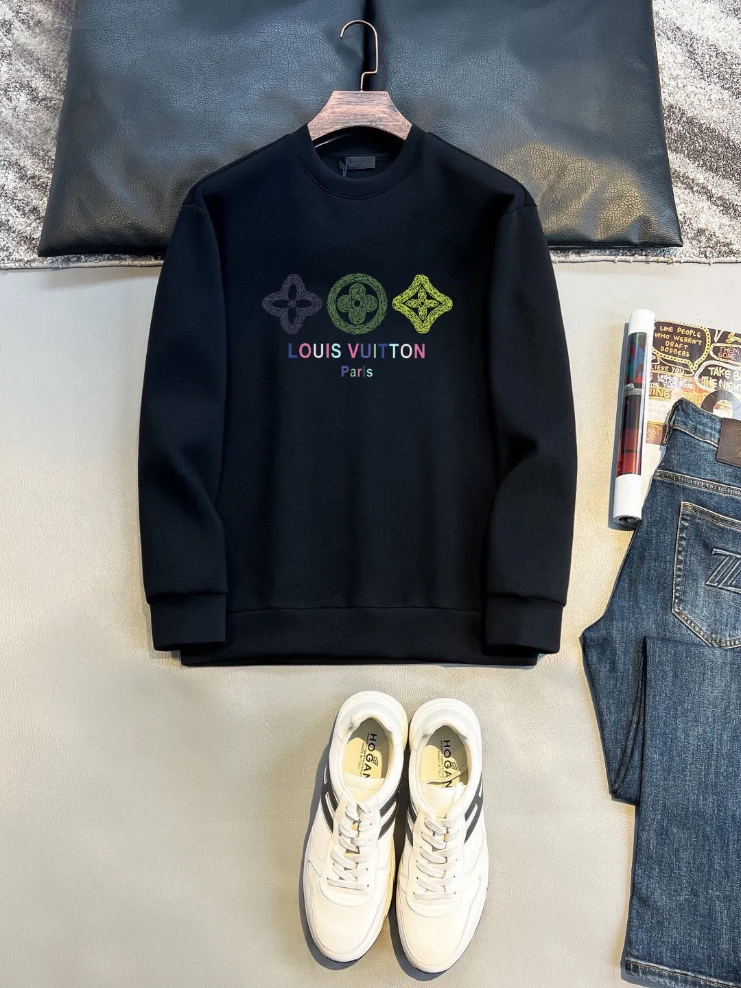 🅿️220 brand [LV Louis Vuitton] (good news for fat people) 2025ss autumn latest long-sleeved round-neck sweatshirt, on sale simultaneously on the official website. Refreshing and breathable. Made of top Tencel Roman. Comfortable and soft. 3D three-dimensional clarity. Super fashion sense. Great for gifting and keeping for yourself. Size: M-5XL (can wear up to 220 pounds)